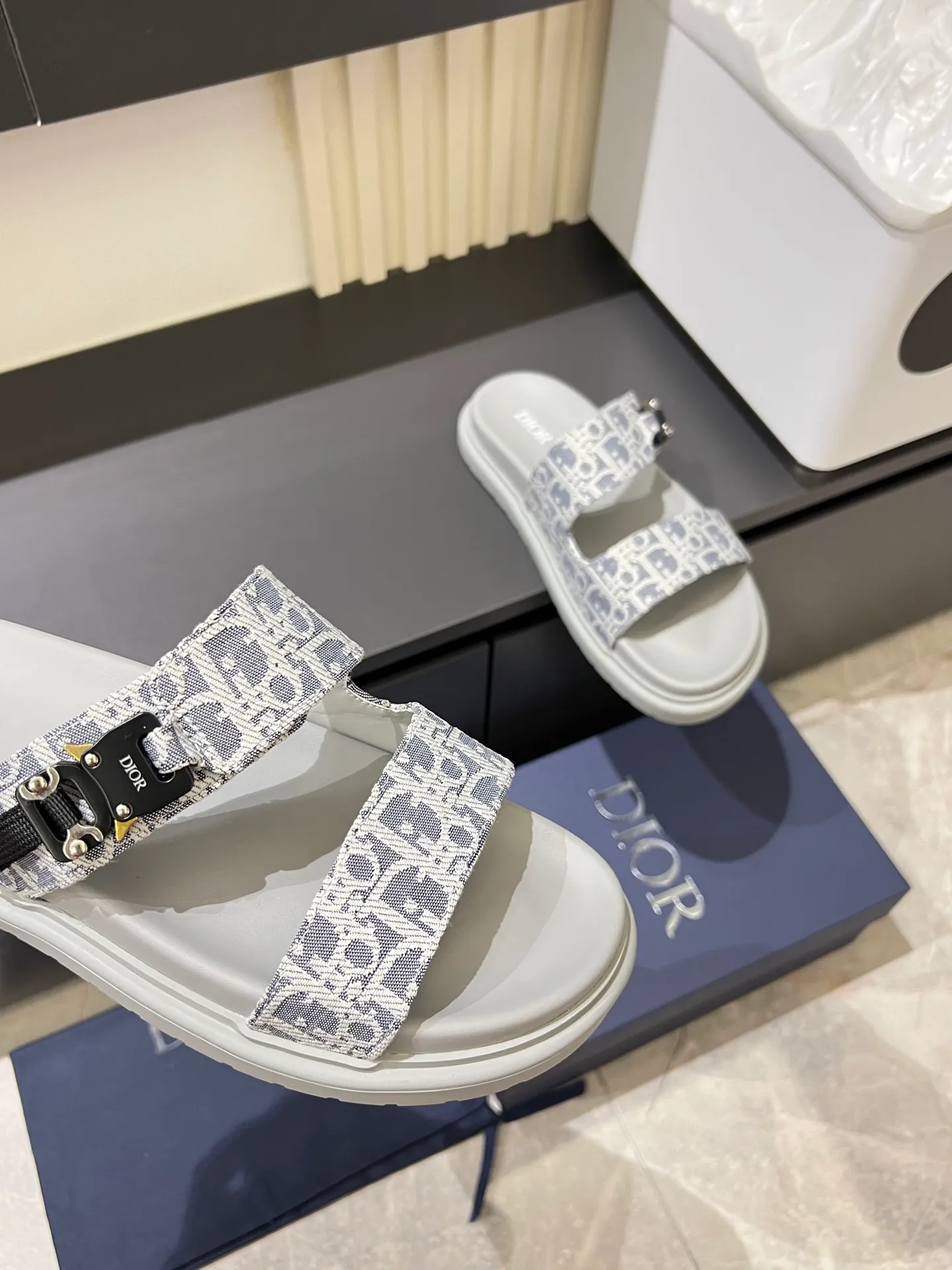 Men's Men's Shoes 💰p320 Dio* Men's Sandals Slippers. Showcasing Dior haute couture design. The Dior gray suede strap is accented with an aluminum Dior buckle for added style. Paired with a comfortable tonal notch sole, they pair easily with shorts or jeans for a sophisticated look. Main body: suede cow leather, technical fabric lining: cow leather, with adjustable straps, aluminum Dior buckle, Dior gray EVA insole, tonal notched rubber outsole splicing structure, size: 38-44 (customized at 45.46)